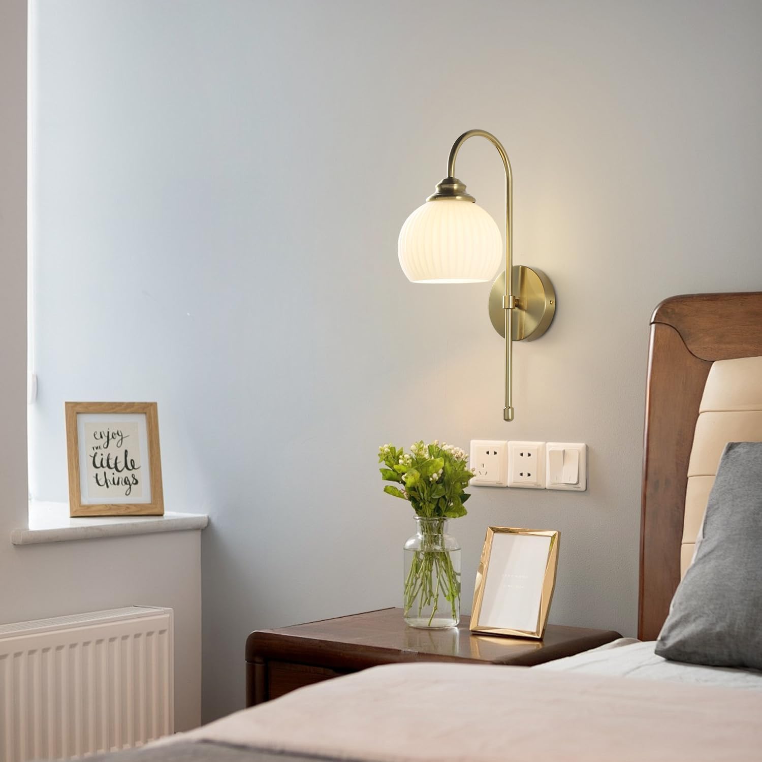 1-Lighting Milk Ribbed Glass Wall Sconce Indoor Gold and White Wall Sconce Minimalist Slim Long Sconces Brass Hallway Wall Light Fixtures Globe Vanity Lights for Bathroom Bedroom